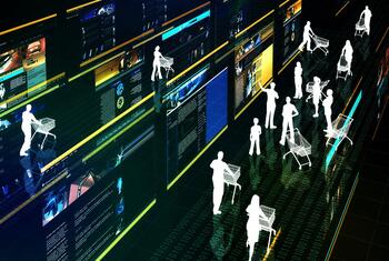 Les silhouettes de consommateurs avec des chariots d'achat naviguent à travers un environnement numérique rempli d'écrans lumineux affichant des publicités et du code binaire.