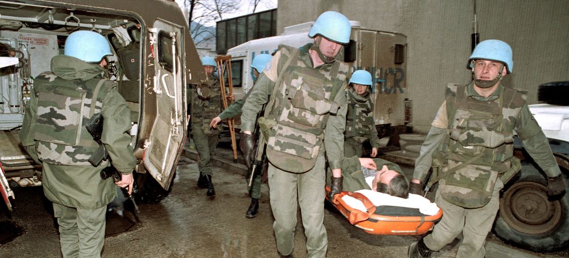 Members of a British medical battalion of UNPROFOR are evacuating patients of Croatian descent from a hospital in Serb-occupied Croatia to one in Croatian-held territory in 1993. (file)