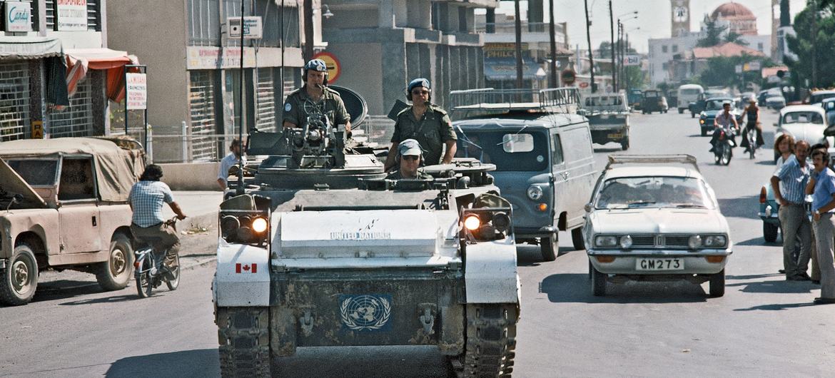 Members of the Canadian contingent of the UN Peacekeeping Force in Cyprus patrol the "Green Line" buffer zone in Nicosia in 1974. (file)