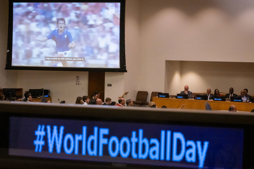 Vue de la célébration de la première Journée mondiale du football au siège des Nations unies à New York.