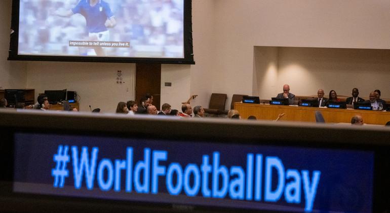 Vista de la celebración del primer Día Mundial del Fútbol en la sede de la ONU en Nueva York.
