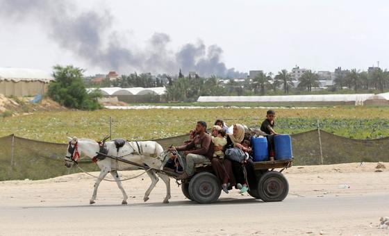 Des familles fuient l'intensification des opérations militaires à Rafah, dans le sud de Gaza.