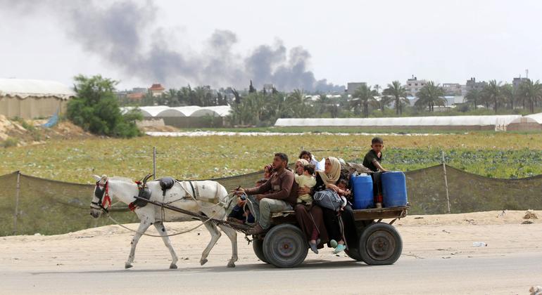 Des familles fuient l'intensification des opérations militaires à Rafah, dans le sud de Gaza.