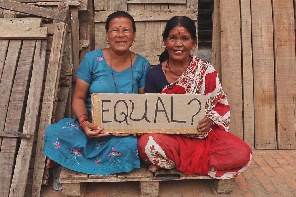 Des femmes népalaises tiennent une pancarte dans le cadre d'une campagne de la Banque mondiale sur l'égalité.