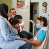 Médica do Unicef trata crianças no Líbano. 
