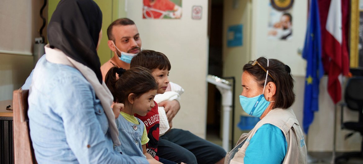 Médica do Unicef trata crianças no Líbano. 