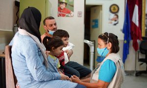 Médica do Unicef trata crianças no Líbano. 