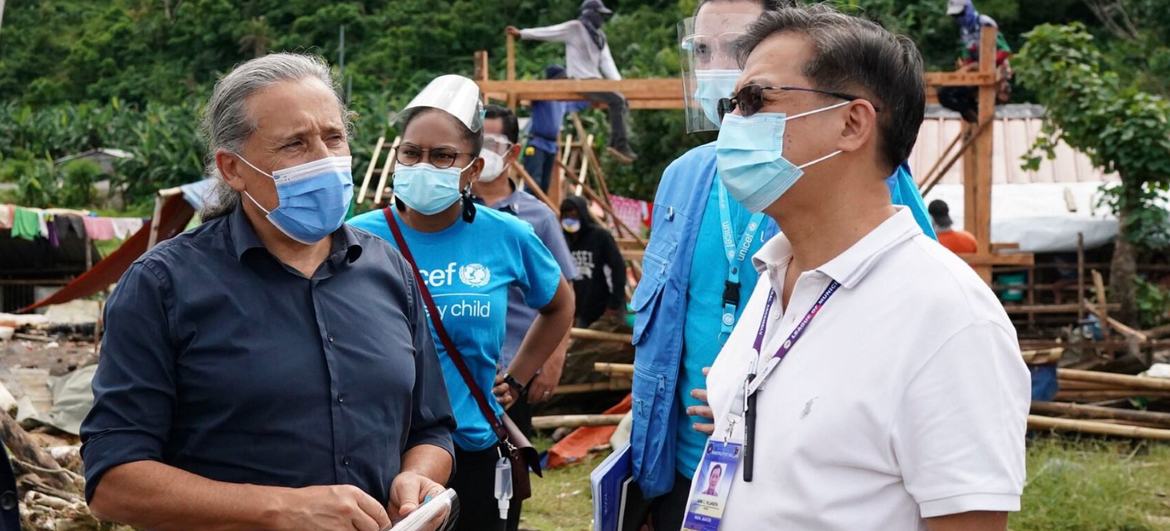 Le Coordonnateur résident des Nations Unies aux Philippines, Gustavo González, visite une communauté touchée par le typhon Rai qui a frappé le pays en décembre 2021.