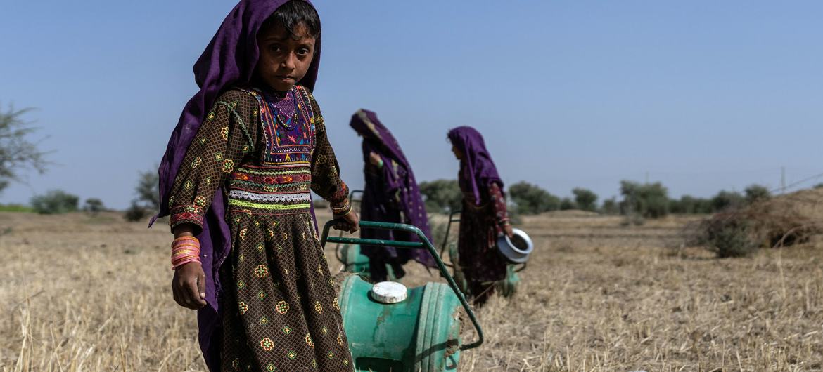 Young girls fetch water in Jampur, South Punjab, Pakistan.