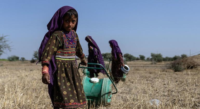 Unas niñas recogen agua en Jampur, Punjab meridional, Pakistán.