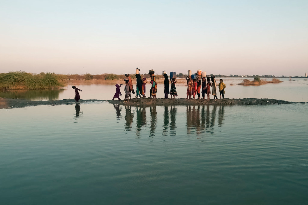 Des femmes et des filles vont chercher de l'eau à la suite d'inondations dans la province pakistanaise de Sindh.