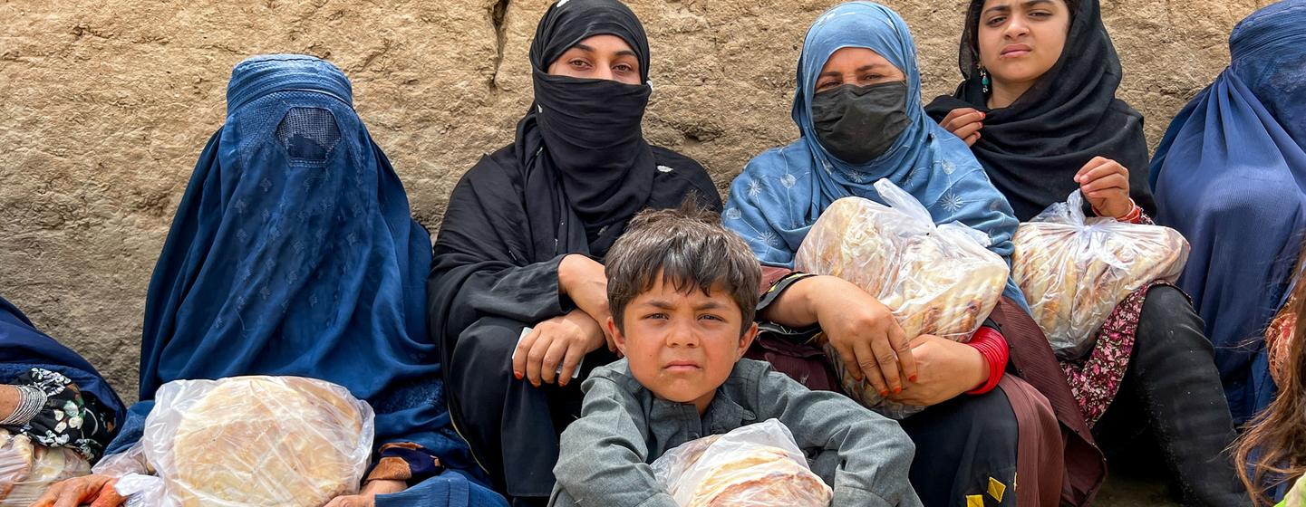 Des femmes et des enfants à Baghlan, au nord de l'Afghanistan.