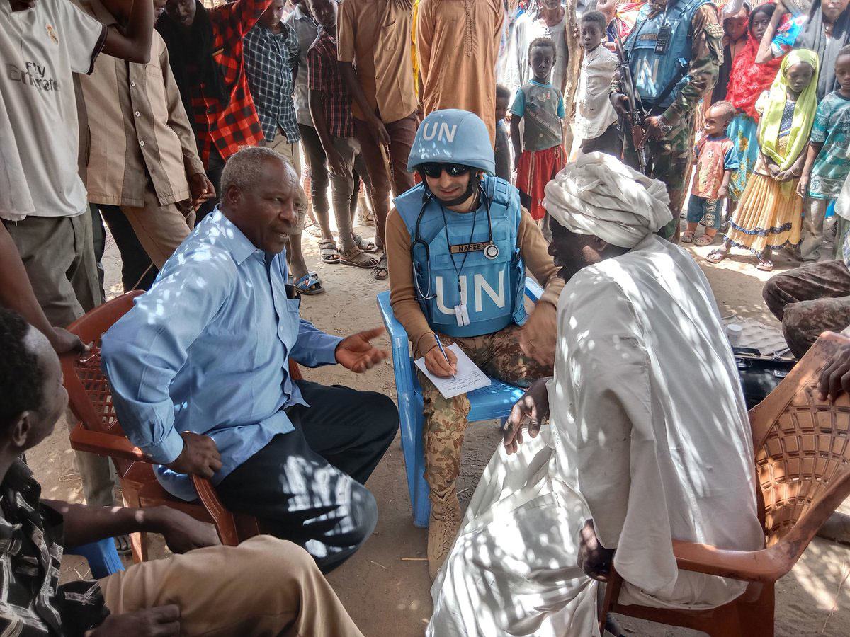 Un membre médical du bataillon pakistanais de la FISNUA fournit des soins et des médicaments à la communauté locale d'Um Khae, à Abyei.