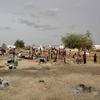 Des femmes et des enfants sur un site pour personnes déplacées à Barsalogho, au Burkina Faso.