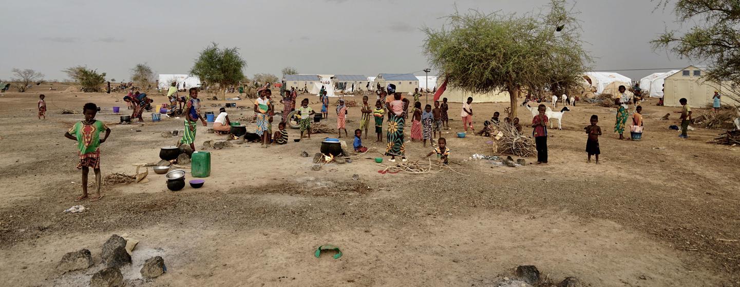 Des femmes et des enfants sur un site pour personnes déplacées à Barsalogho, au Burkina Faso.