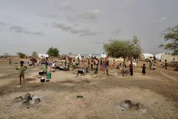 نساء وأطفال يتجمعون في موقع للنازحين في بارسالوغو، بوركينا فاسو.