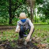شاب يقوم بزراعة الأشجار في جمهورية الكونغو الديمقراطية للمساعدة في مكافحة تغير المناخ.