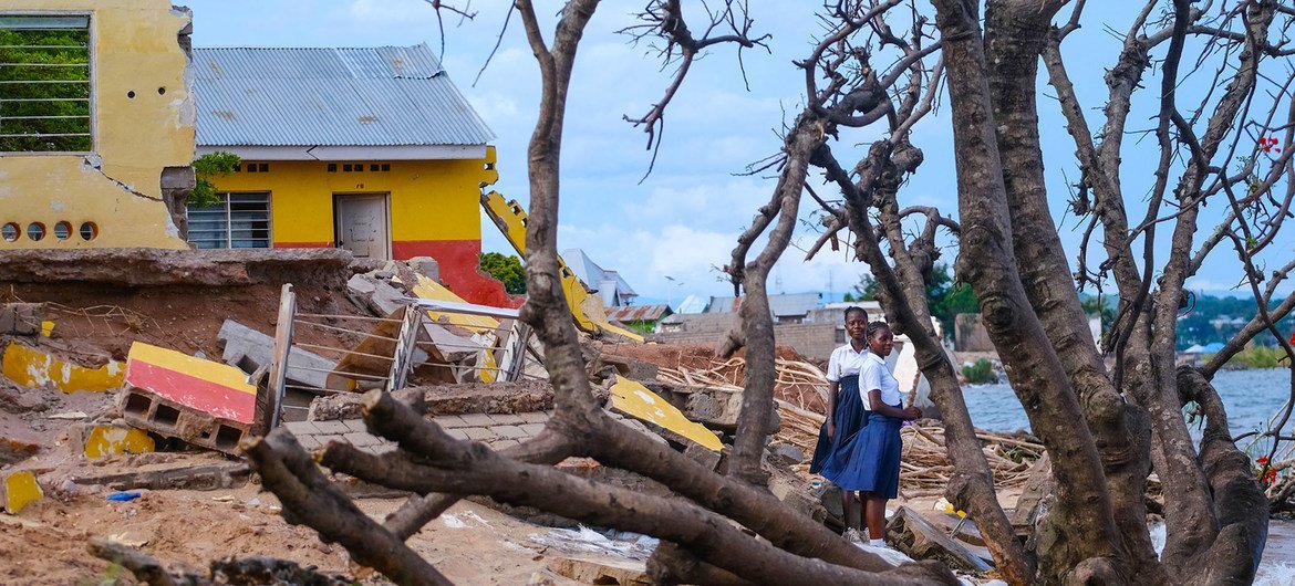 在刚果民主共和国坦噶尼喀湖岸边，女孩们站在被暴风雨毁坏的学校外面。