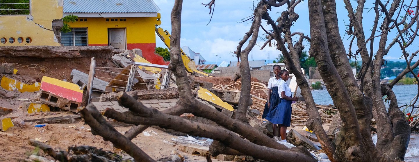 Des jeunes filles devant leur école endommagée par une tempête sur les rives du lac Tanganyika en République démocratique du Congo.