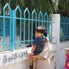 एक फ़लस्तीनी व्यक्ति ग़ाज़ा में, अल-दराज नामक एक क्लीनिक के सामने, अपने पुत्र के साथ. इस इलाक़े में मई 2021 में इसराइली बमबारी हुई थी.