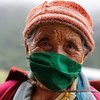 Une femme âgée attend de recevoir sa deuxième dose du vaccin contre la Covid-19 dans une communauté semi-nomade du Bhoutan.