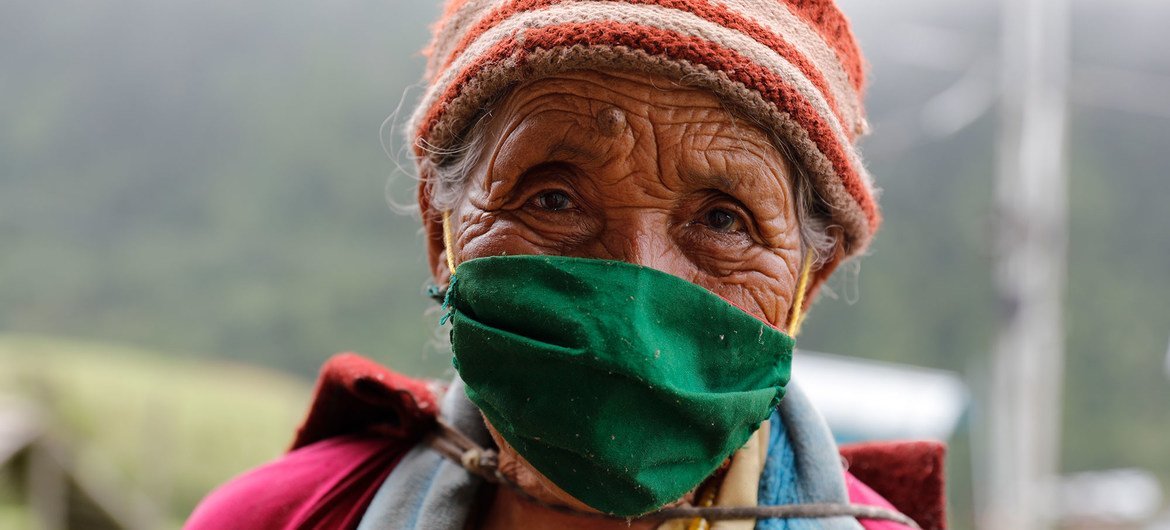 Une femme âgée attend de recevoir sa deuxième dose du vaccin contre la Covid-19 dans une communauté semi-nomade du Bhoutan.