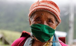 Une femme âgée attend de recevoir sa deuxième dose du vaccin contre la Covid-19 dans une communauté semi-nomade du Bhoutan.