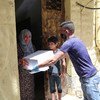 加沙的许多家庭需要人道主义援助才能生存，并收到在该地区工作的联合国机构近东救济工程处的食品包裹。