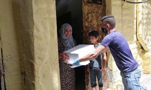 تحتاج العديد من العائلات في غزة إلى مساعدات إنسانية للبقاء على قيد الحياة وتلقي طرود غذائية من وكالة الأمم المتحدة العاملة في المنطقة ، الأونروا.