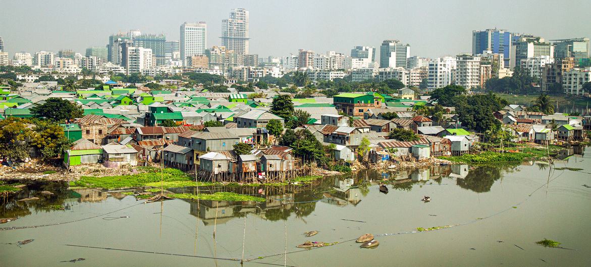 बांग्लादेश की राजधानी ढाका में एक बस्ती का दृश्य.