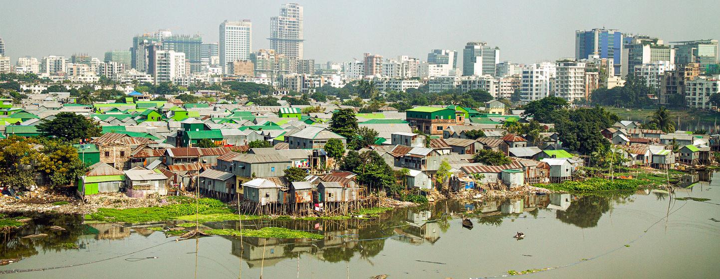 Vue depuis la terrasse sur le toit du centre BRAC à Dhaka, au Bangladesh, surplombant le quartier de Korail avec l'horizon de la ville en arrière-plan.