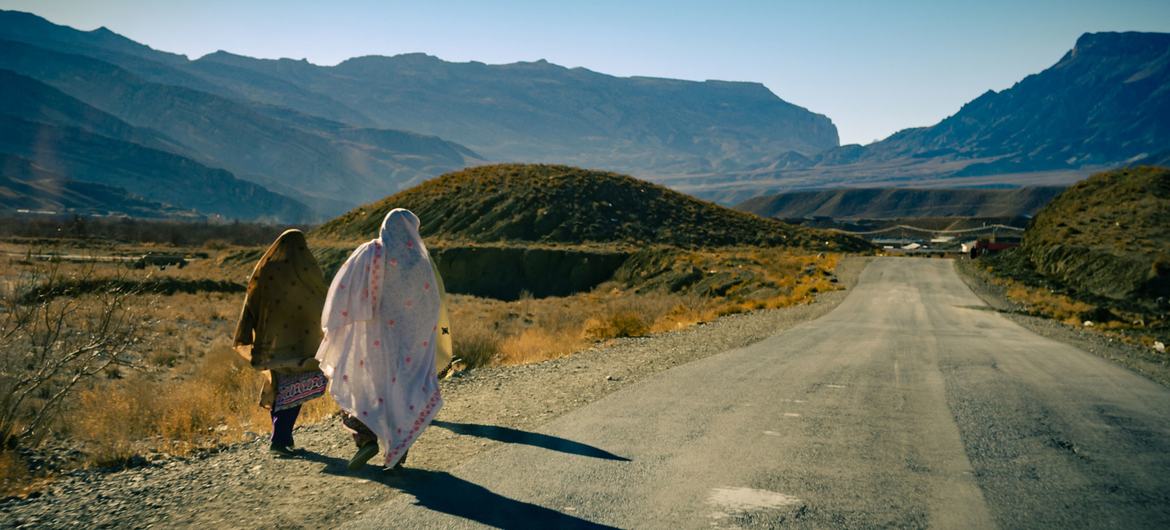 دکی صوبائی دارالحکومت کوئٹہ سے تقریباً 300 کلومیٹر فاصلے پر واقع ہے۔