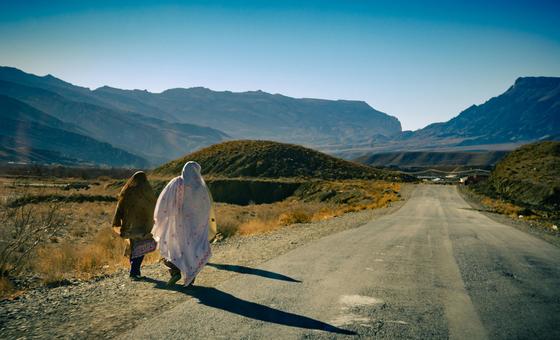 کوئٹہ، بلوچستان، پاکستان میں دو خواتین برقعوں میں ملبوس ایک پکی سڑک پر چل رہی ہیں۔