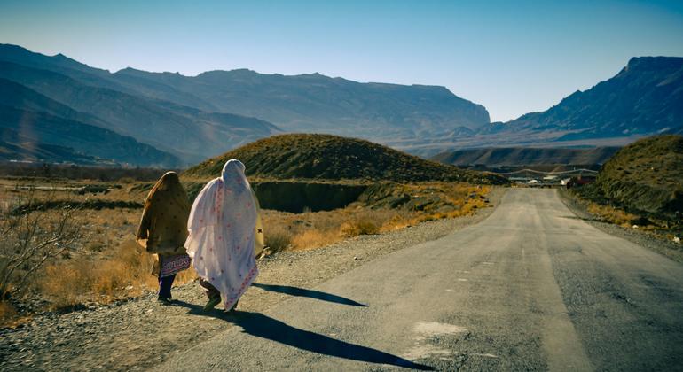 Una mujer camina por una carretera de Quetta, en la provincia paquistaní de Baluchistán.