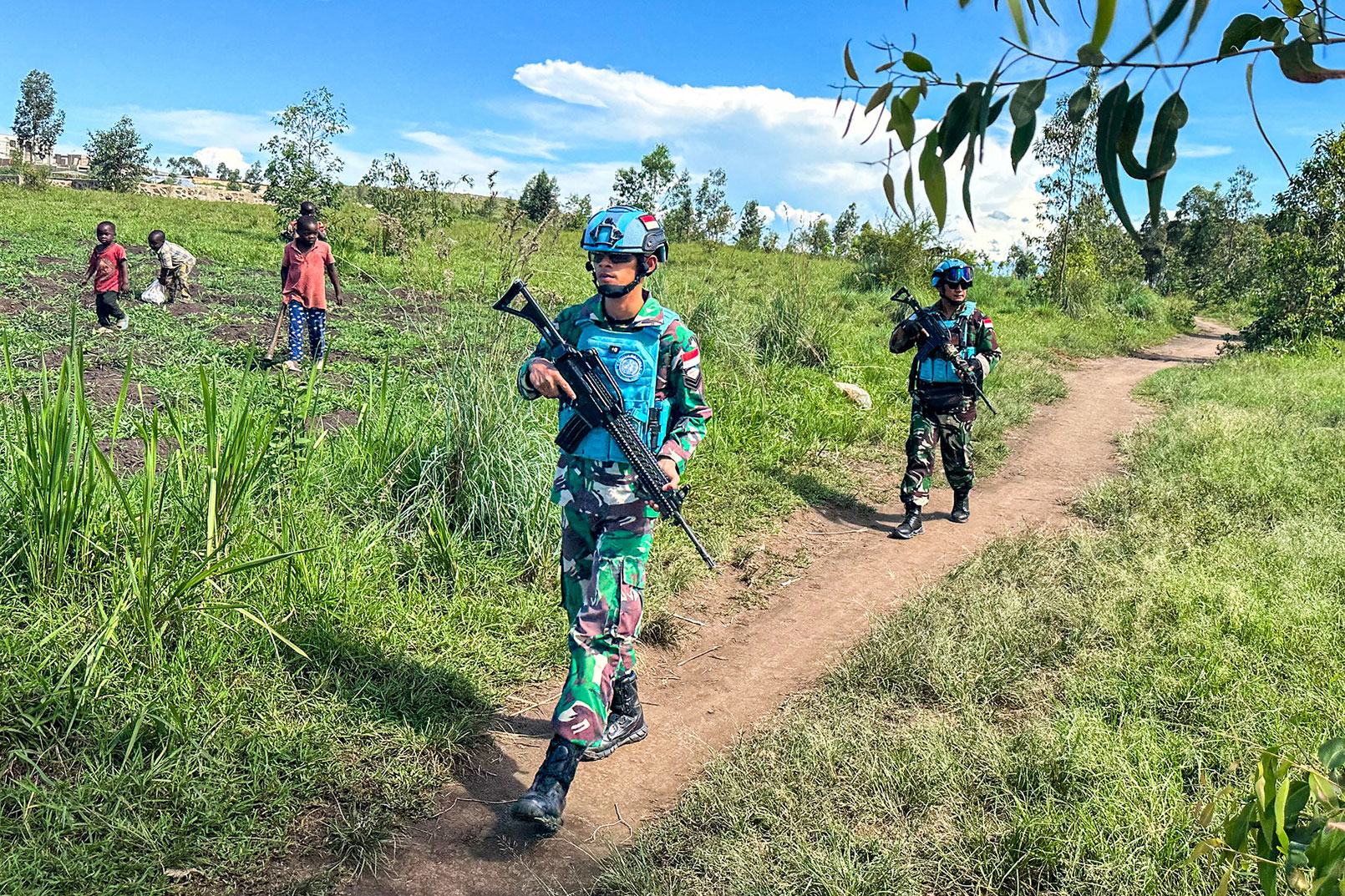 Des soldats de la paix indonésiens de la MONUSCO patrouillent près de Bunia, le chef-lieu de la province orientale de de l'Ituri.