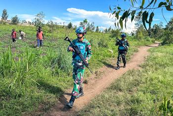 Des soldats de la paix indonésiens de la MONUSCO patrouillent près de Bunia, le chef-lieu de la province orientale de de l'Ituri.