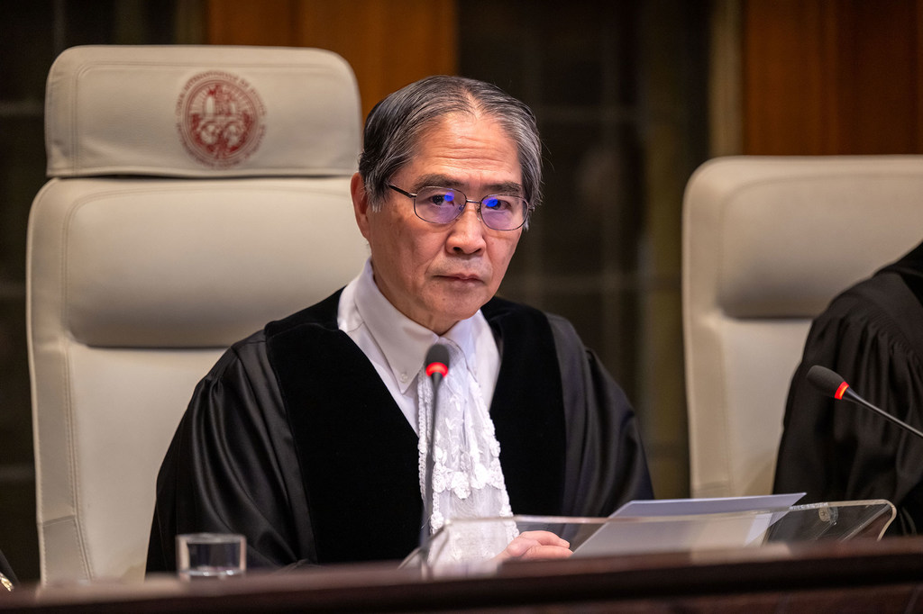 在法庭上的岩泽雄司。