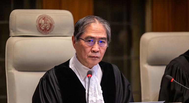 在法庭上的岩泽雄司。