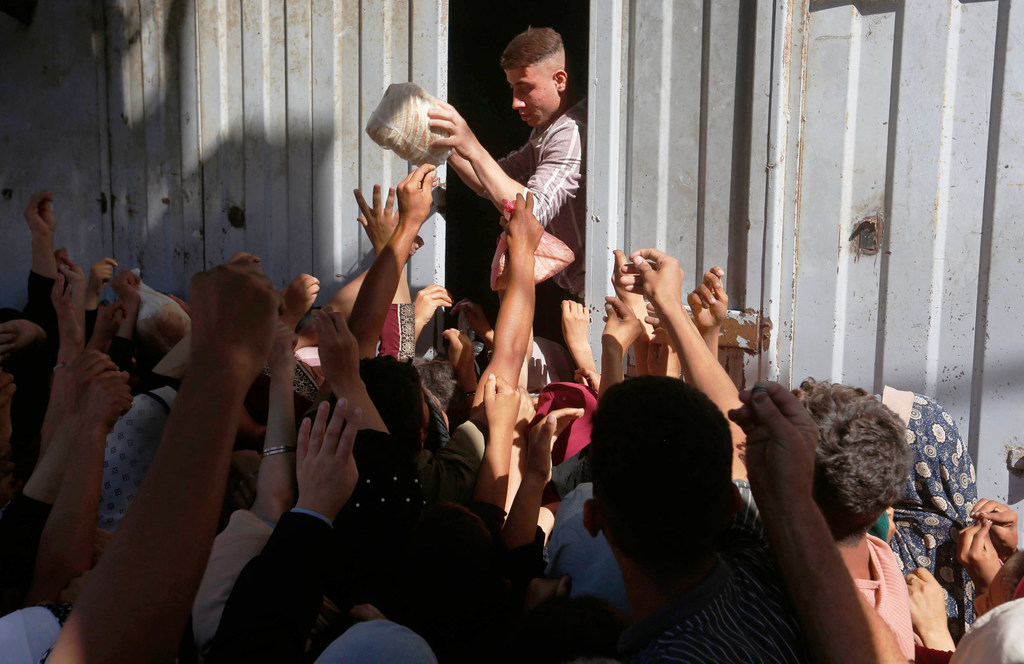 Distribution de pains aux habitants de Deir al-Balah, dans le centre de la bande de Gaza.