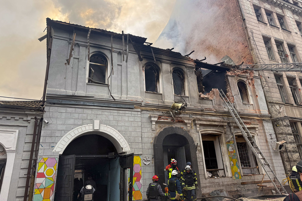 Поврежденное здание детского сада в Харькове, Украина.