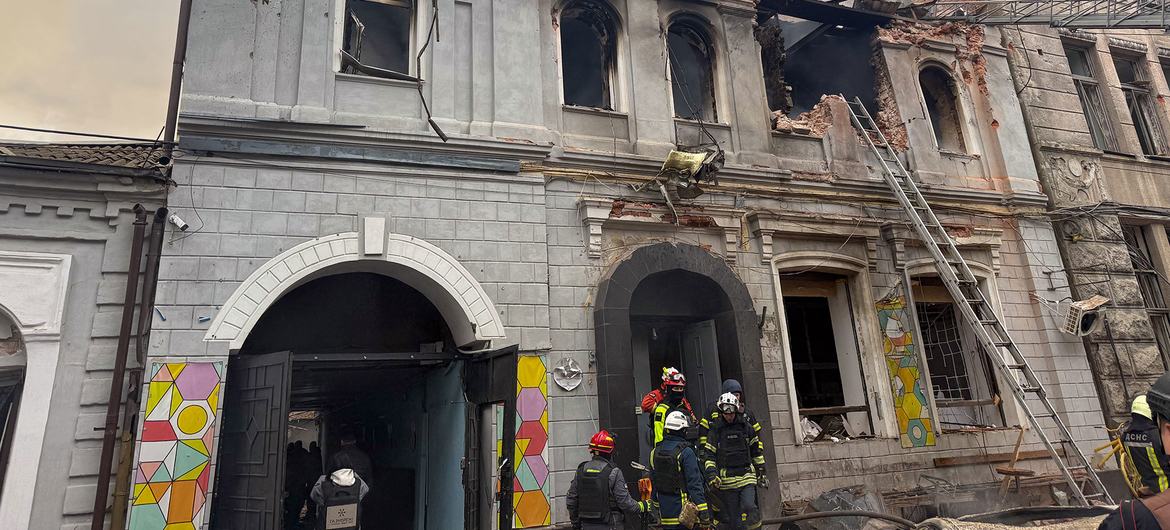 Поврежденное здание детского сада в Харькове, Украина.