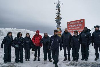 La coordinadora residente de la ONU en Chile, María José Torres Macho (segunda por la izquierda) se une al Secretario General y al Presidente chileno Boric y su delegación en una visita a la Antártida. 