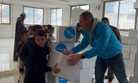 ЮНИСЕФ распространяет зимнюю одежду в городе Газа. 