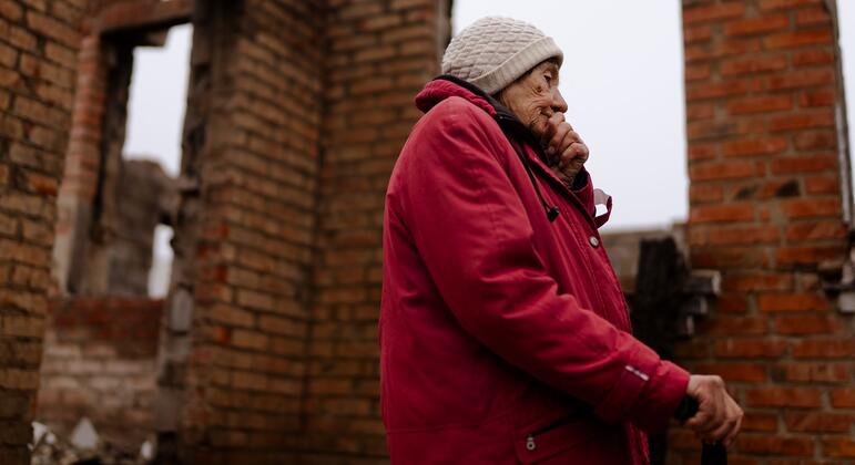 Una anciana reflexiona sobre los daños en su casa en Staryi Saltiv, en el este de Ucrania.