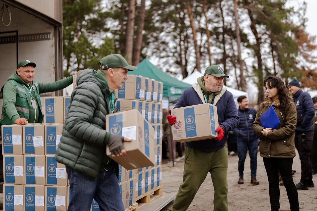 Волонтеры раздают продовольственную помощь перемещенным жителям Украины.