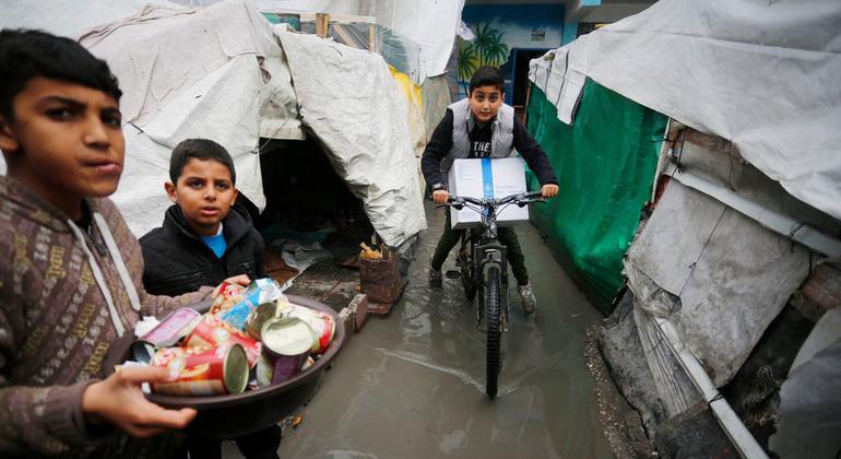 Жители Газы получают продовольствие в убежище.