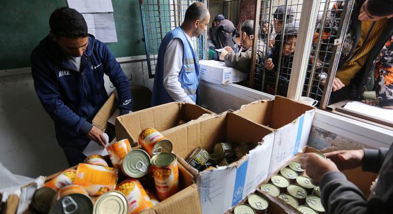 تعمل فرق الأونروا على مدار الساعة لتوزيع الغذاء على الفلسطينيين اليائسين.