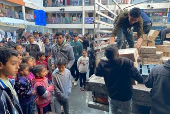 La ayuda alimentaria llega a una escuela de la UNRWA convertida en refugio en Gaza.