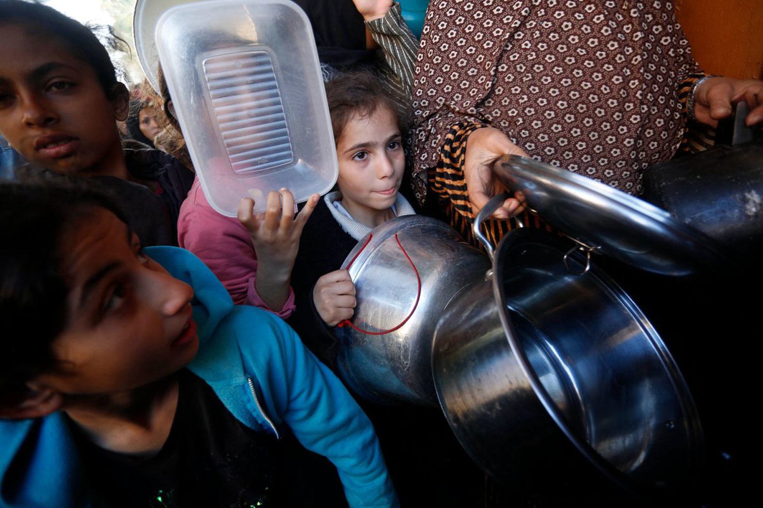Des familles ayant faim attendent de la nourriture à Deir Al Balah, à Gaza.