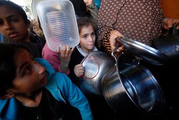 En Deir Al Balah (Gaza), unas familias esperan para recibir alimentos (enero de 2024).
